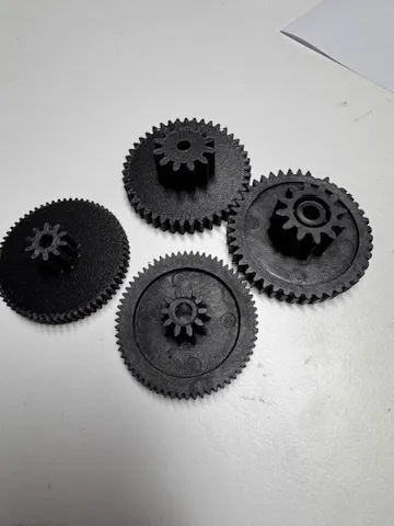 Quatre engrenages noirs imprimés en 3D, pièces de remplacement pour un mécanisme