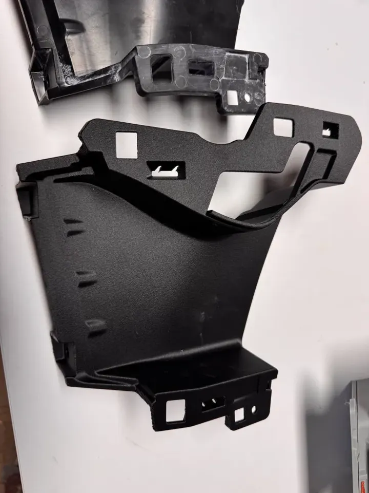 Pièce noire de carrosserie automobile refaite sur mesure en impression 3D