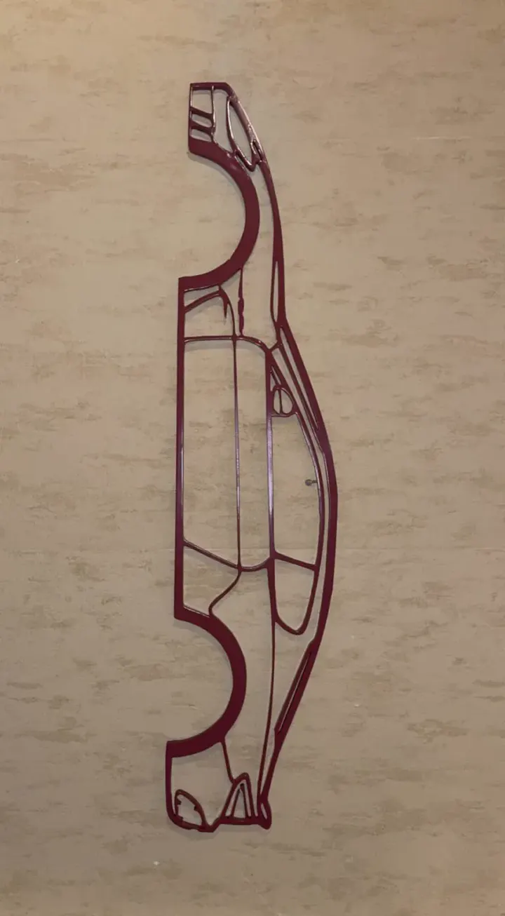Silhouette filaire d'une voiture de sport imprimée en 3D, accrochée en décoration murale
