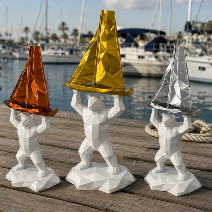 Trois trophées sur un ponton, ours blancs portant un voilier bronze, or et argent